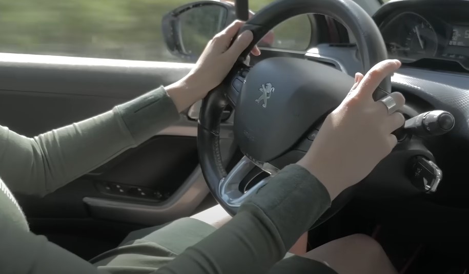 Žena upravlja automobilom