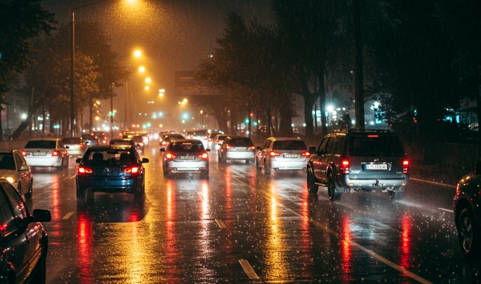 Gužva noću na autoputu za vreme pljuskova