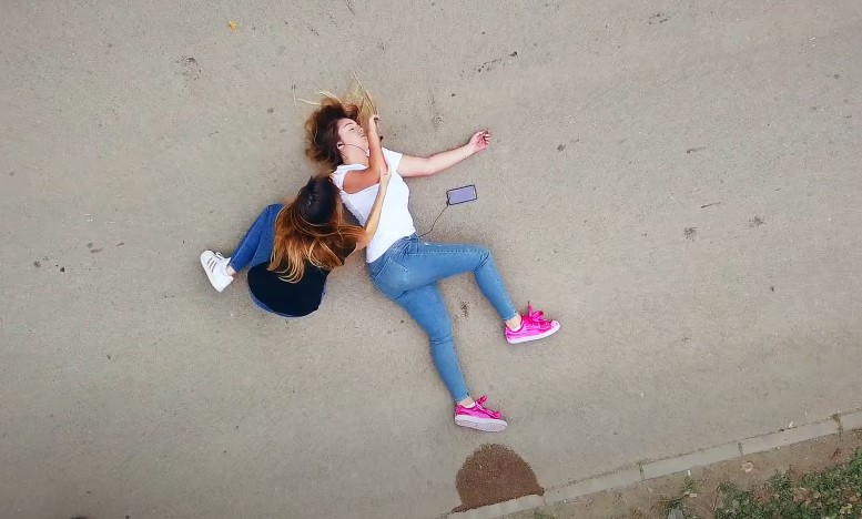 Žena pruža prvu pomoć na mestu nesreće