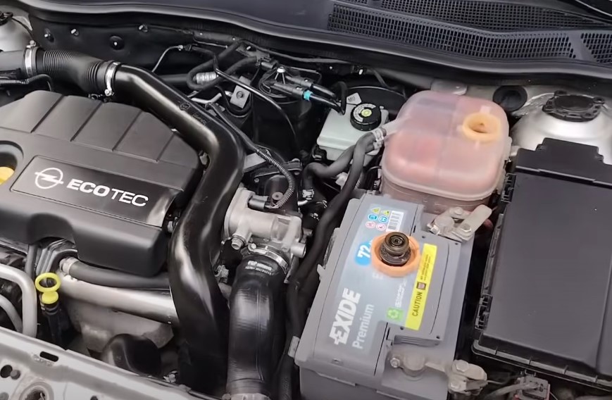 Komponente ispod haube automobila